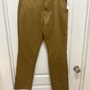Old Navy Men's khaki Chinos.  30x32 straight built in flex